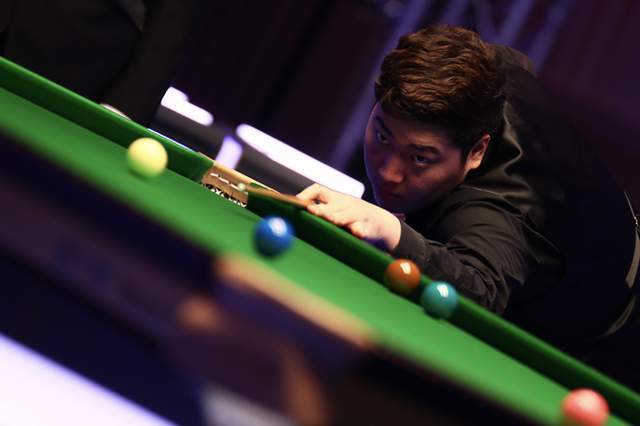 荣领先2杆 荣领先2杆